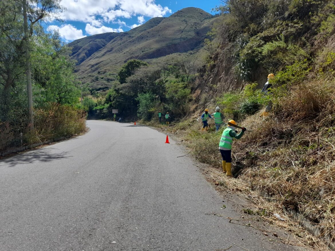 Trabajos de mantenimiento en la vía San Pedro - El cisne