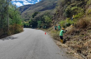 Trabajos de mantenimiento en la vía San Pedro - El cisne